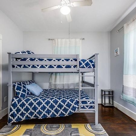 Cozy Sea Breeze Bungalow - 2 Mins To The Beach Galveston Bagian luar foto
