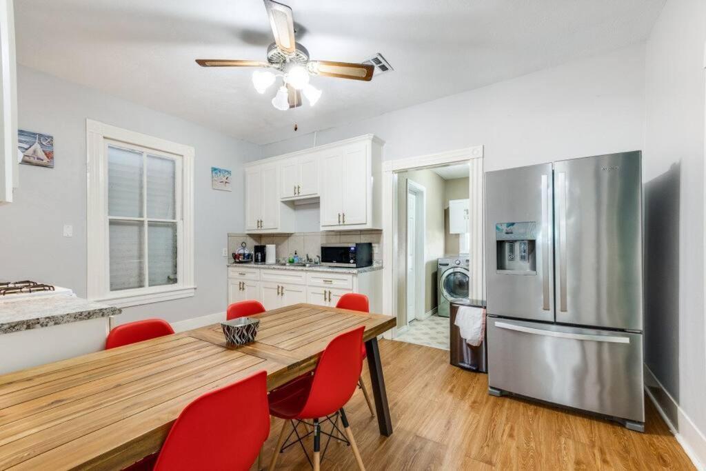 Cozy Sea Breeze Bungalow - 2 Mins To The Beach Galveston Bagian luar foto