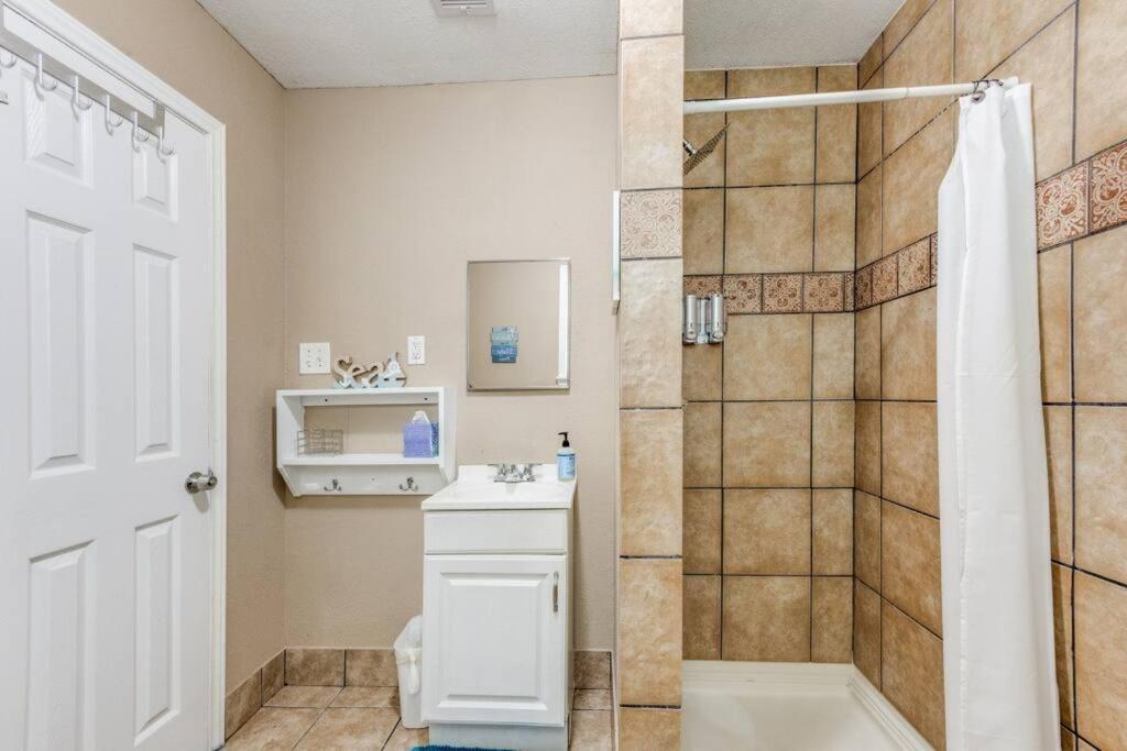 Cozy Sea Breeze Bungalow - 2 Mins To The Beach Galveston Bagian luar foto
