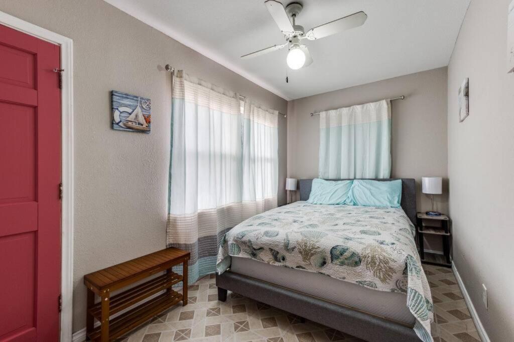 Cozy Sea Breeze Bungalow - 2 Mins To The Beach Galveston Bagian luar foto