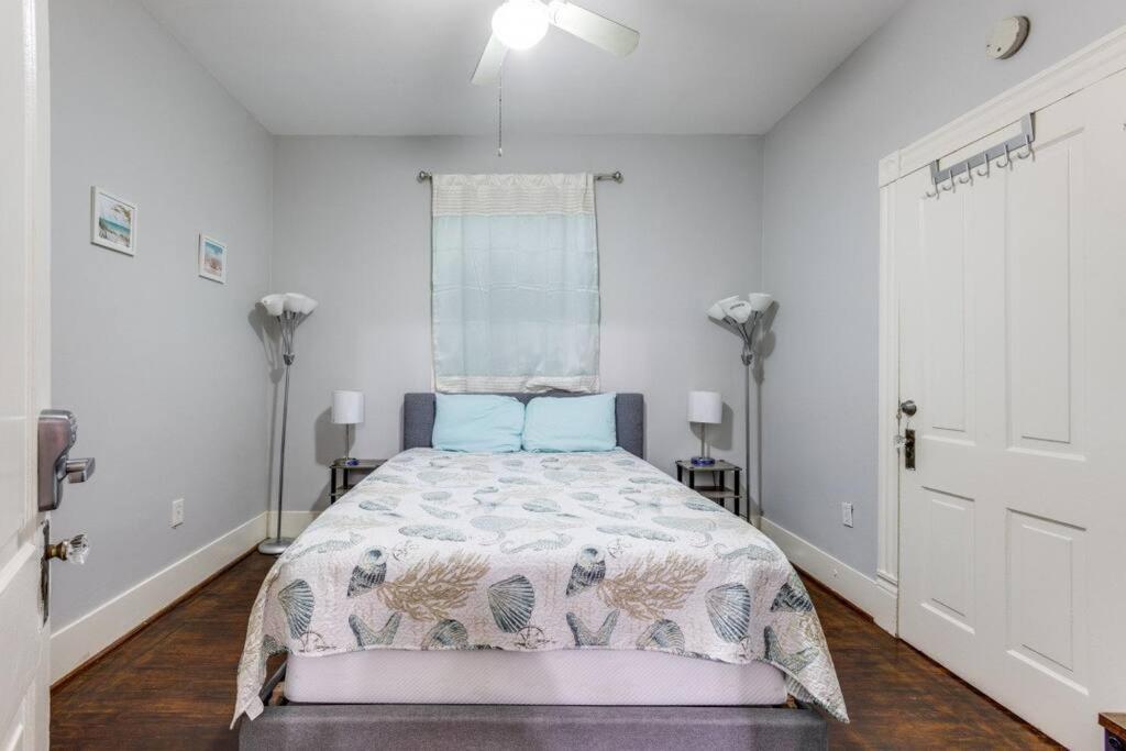 Cozy Sea Breeze Bungalow - 2 Mins To The Beach Galveston Bagian luar foto