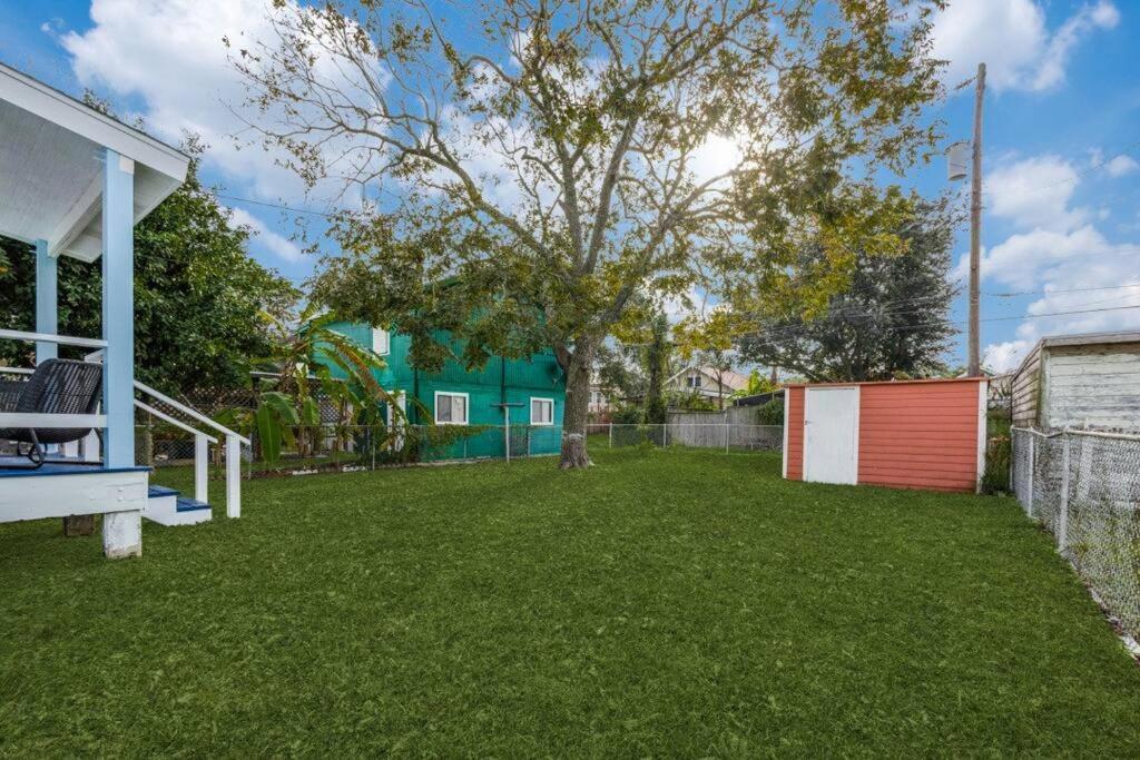 Cozy Sea Breeze Bungalow - 2 Mins To The Beach Galveston Bagian luar foto